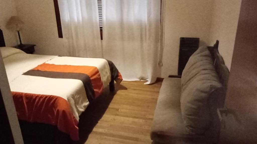 塞拉利昂德洛斯教士的住宿－Puerto Paraíso，一间卧室设有两张床和一张沙发,靠窗