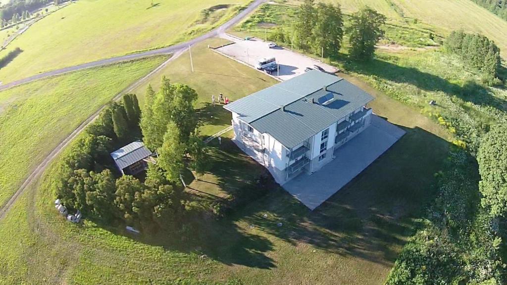 una vista aérea de una casa grande en un campo en Motovilla, en Toila