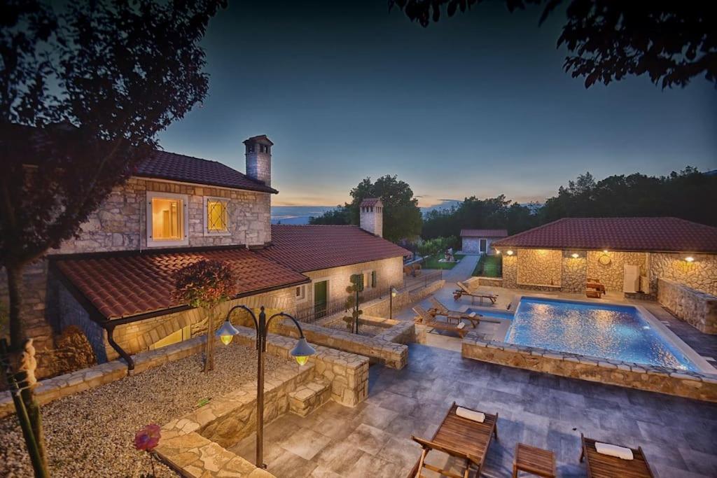 uma casa com piscina e uma casa em Villa Škavre by IstriaLux em Kršan