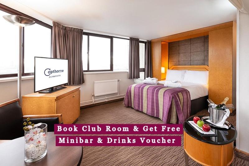 une chambre d'hôtel avec un lit et une télévision dans l'établissement Copthorne Hotel Plymouth, à Plymouth