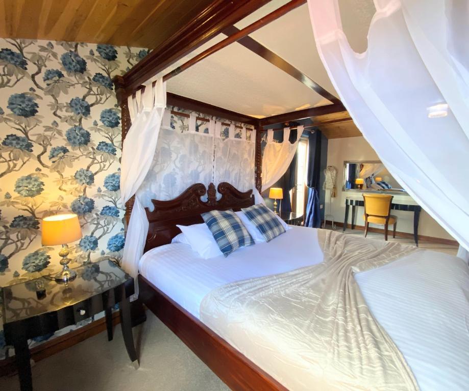 a bedroom with a bed and a bunk bed at Lomond 5 with Private Hot Tub - Fife - Loch Leven - Lomond Hills - Pet Friendly in Kelty
