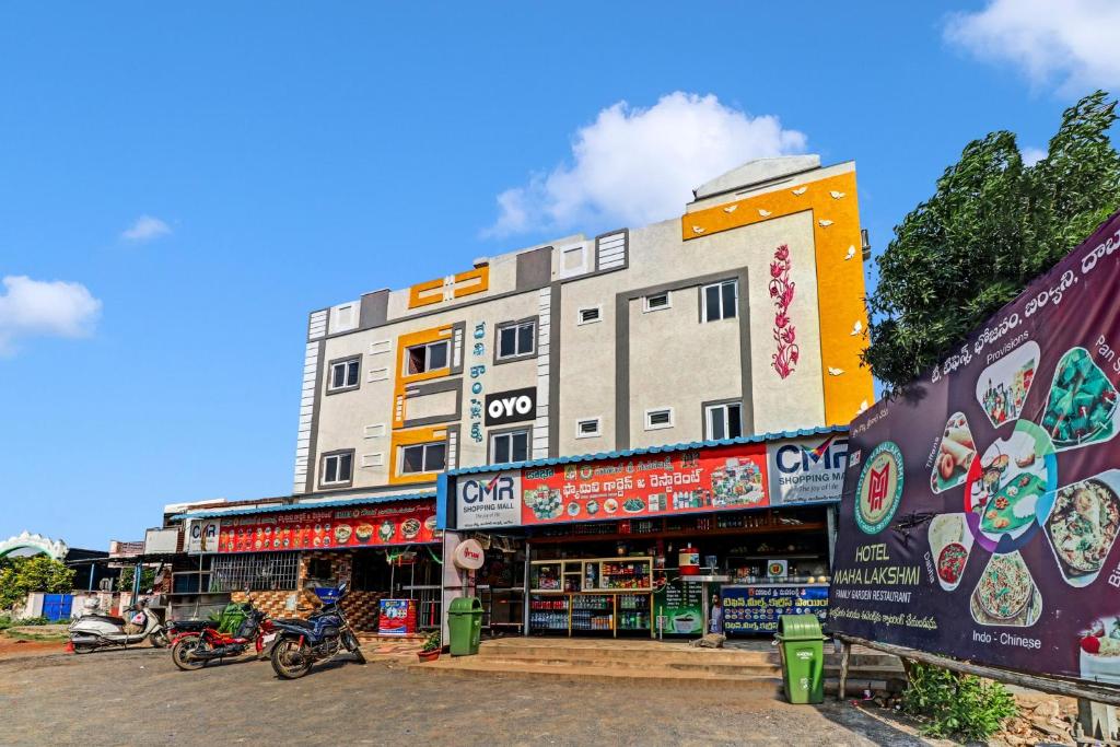 een gebouw met een winkel ervoor bij SPOT ON Hotel Maha Lakshmi in Ongole