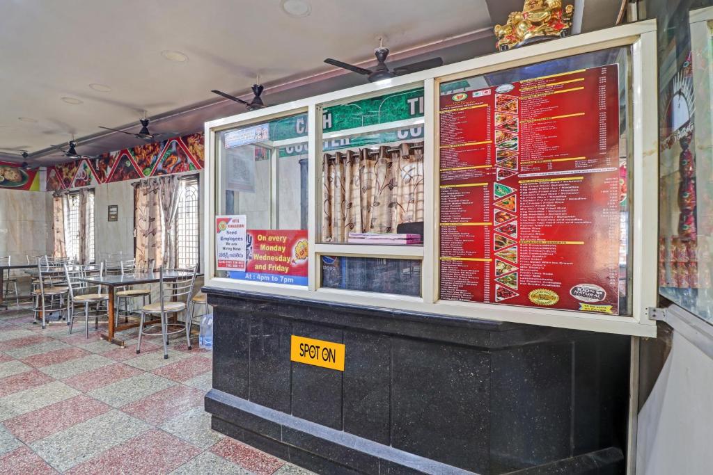 un fast-food avec un panneau sur le comptoir dans l'établissement SPOT ON Hotel Maha Lakshmi, à Ongole