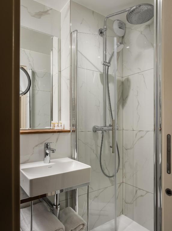 Hôtel des Deux Avenues - Resim 20