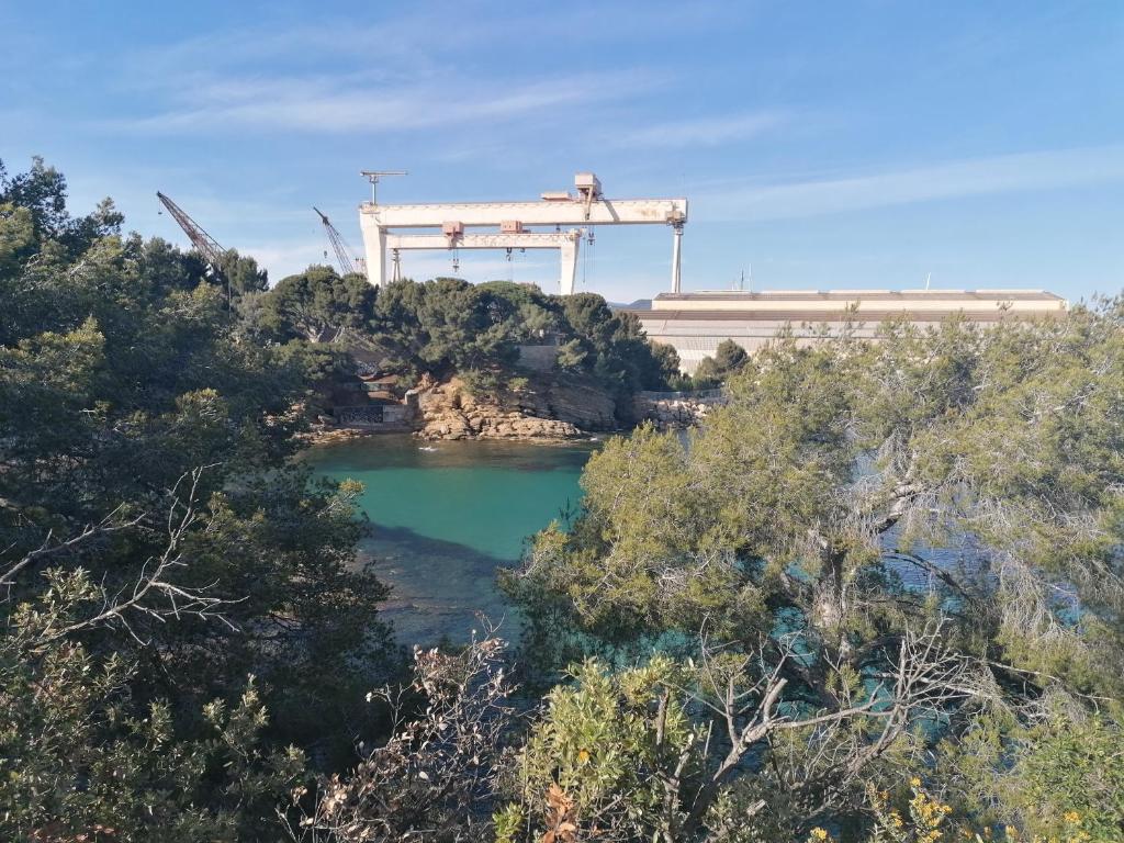une vue sur un pont au-dessus d'une masse d'eau dans l'établissement ENTRE PLAGES ET CALANQUES, à La Ciotat