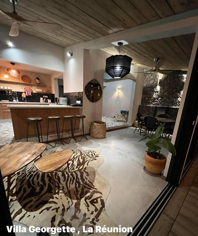 Kuchyň nebo kuchyňský kout v ubytování Villa GEORGETTE - Saint Gilles 50 M du lagon