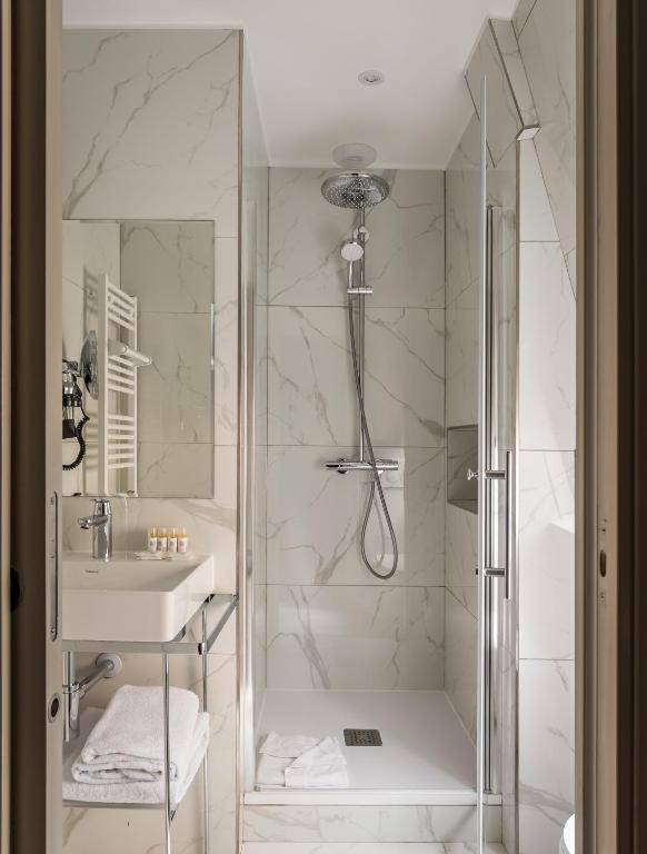 Hôtel des Deux Avenues - Resim 22