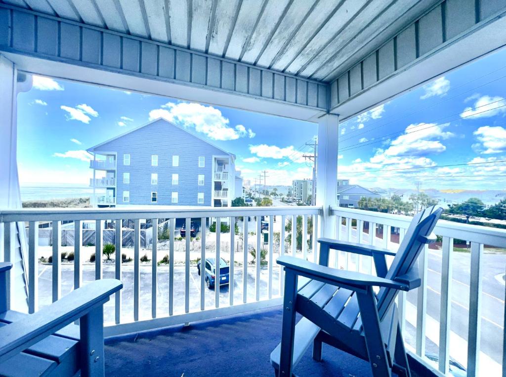 A balcony or terrace at Beach Happy