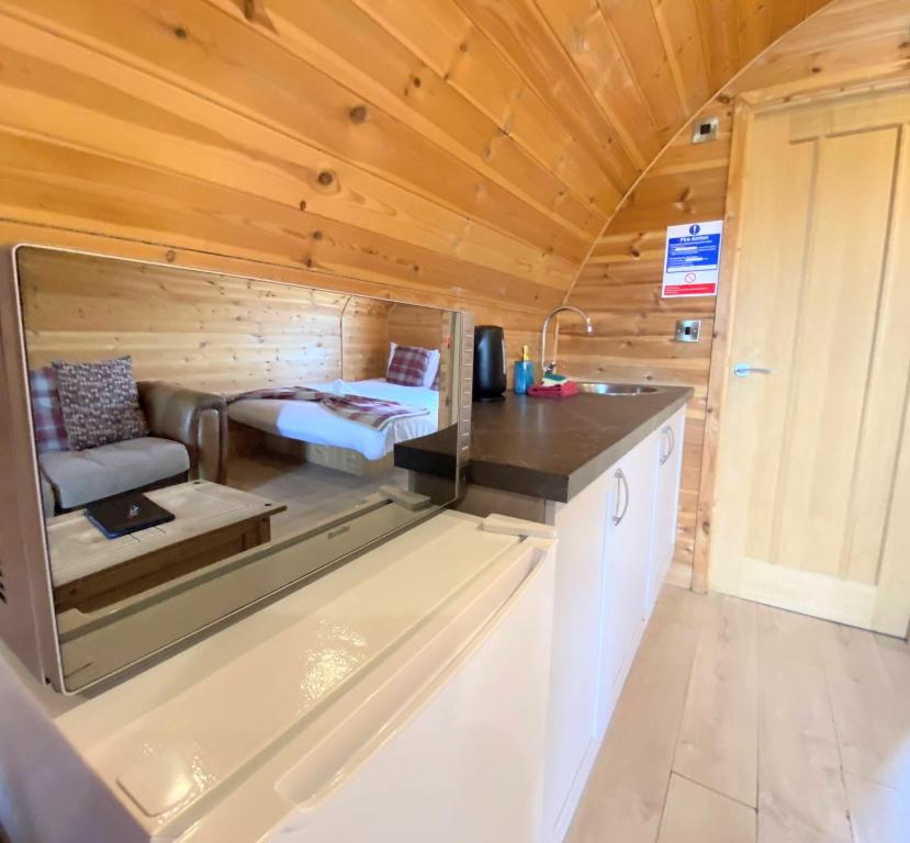 Pond View Pod 1 with Outdoor Hot Tub - Pet Friendly - Fife - Loch Leven - Lomond Hills - 一居室别墅