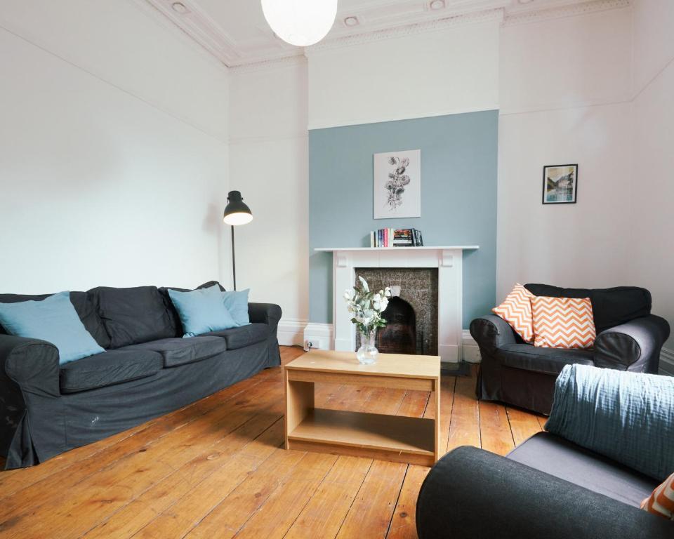sala de estar con 2 sofás y chimenea en Westbourne Place Rooms - by Clifton Short Lets, en Bristol