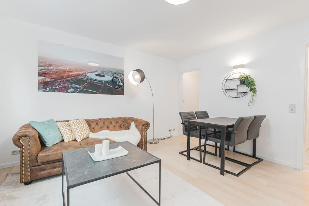 uma sala de estar com um sofá e uma mesa em S02 Exclusive Stuttgart City 2Room Dream Apartment em Stuttgart