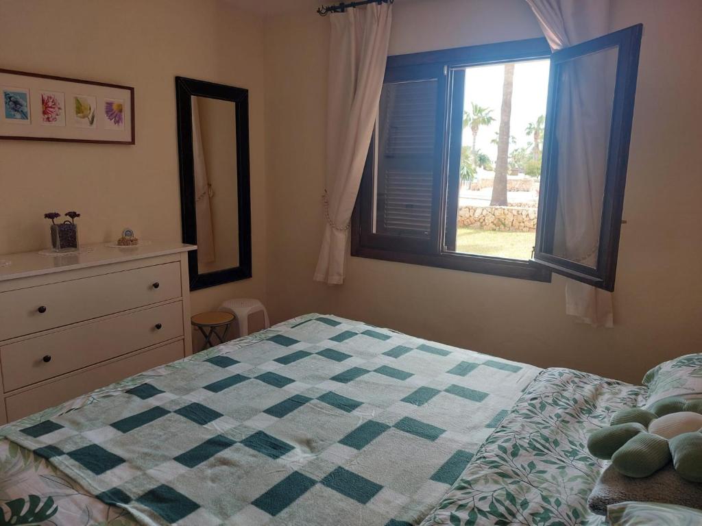 Postel nebo postele na pokoji v ubytování Marina Dor - Cala Egos- Sunny ground floor apartment with large garden