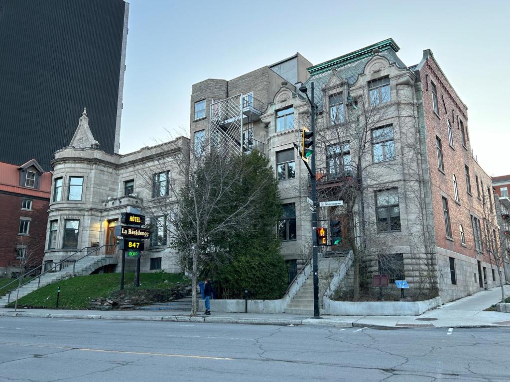 a large brick building on the corner of a street at Hotel La Residence du Voyageur in Montreal