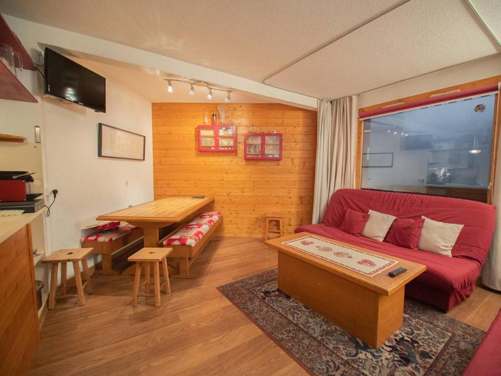 un salon avec un canapé rouge et une table dans l'établissement Appartement 3 pièces 8 pers, balcon, animaux acceptés - FR-1-291-759, à Valmorel