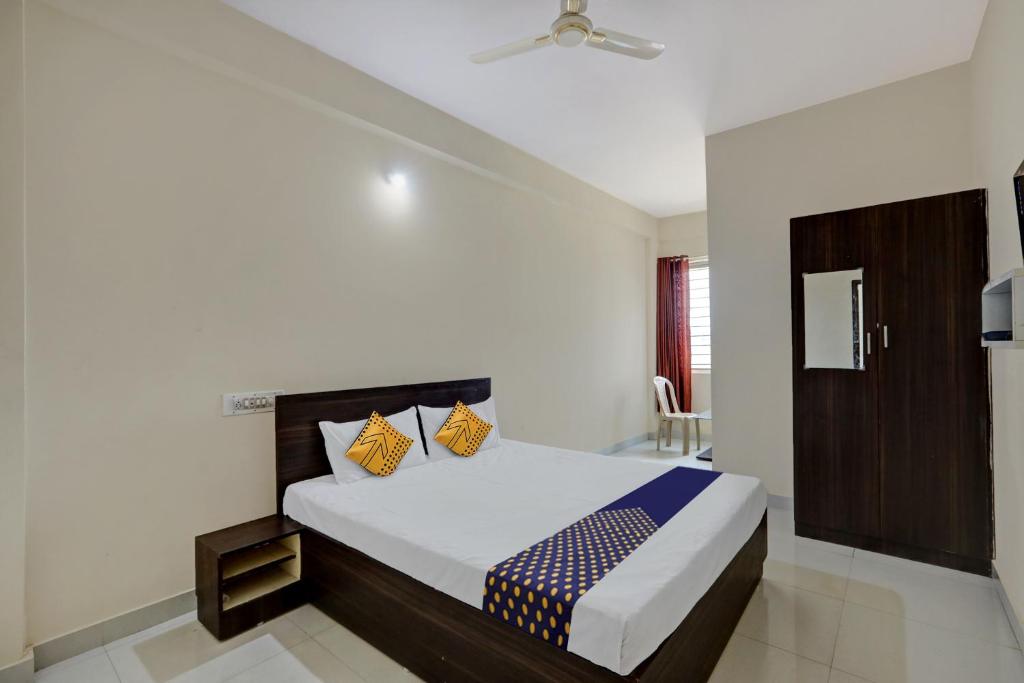 Cama ou camas em um quarto em SPOT ON Capital Inn Hotel Rooms