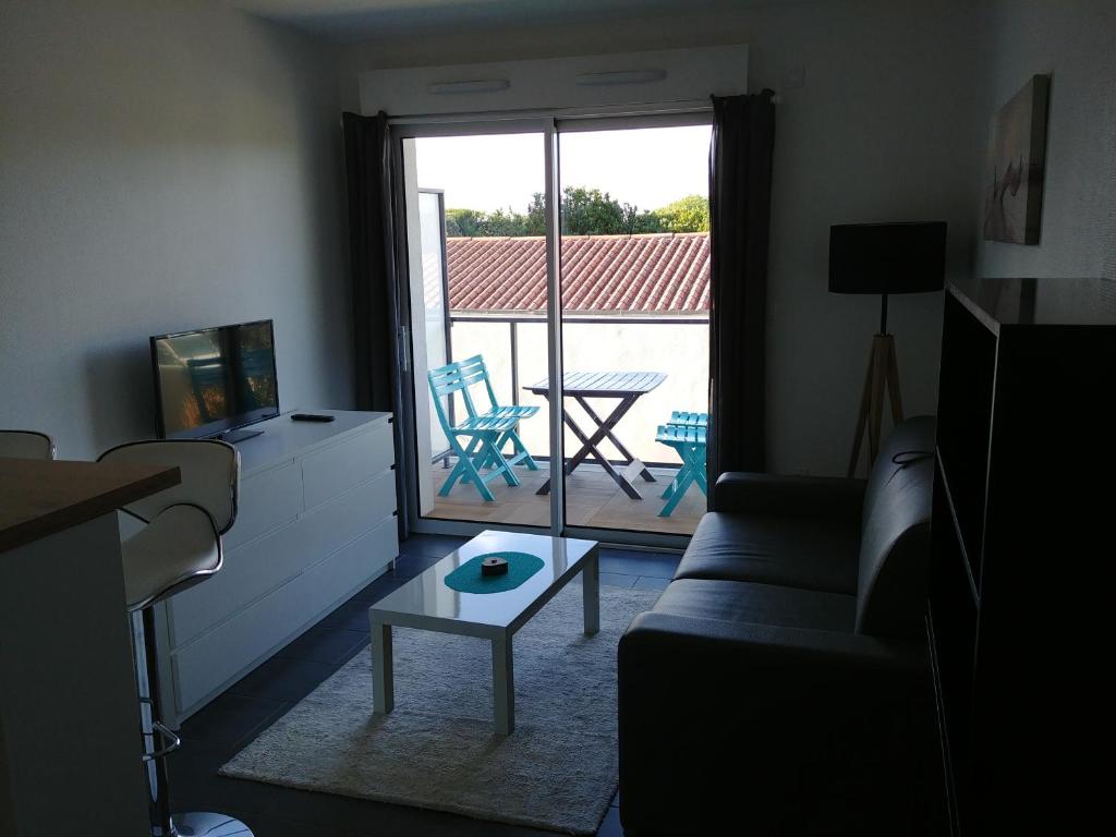 un salon avec un canapé et une table dans l'établissement Studio Port des Minimes, à La Rochelle
