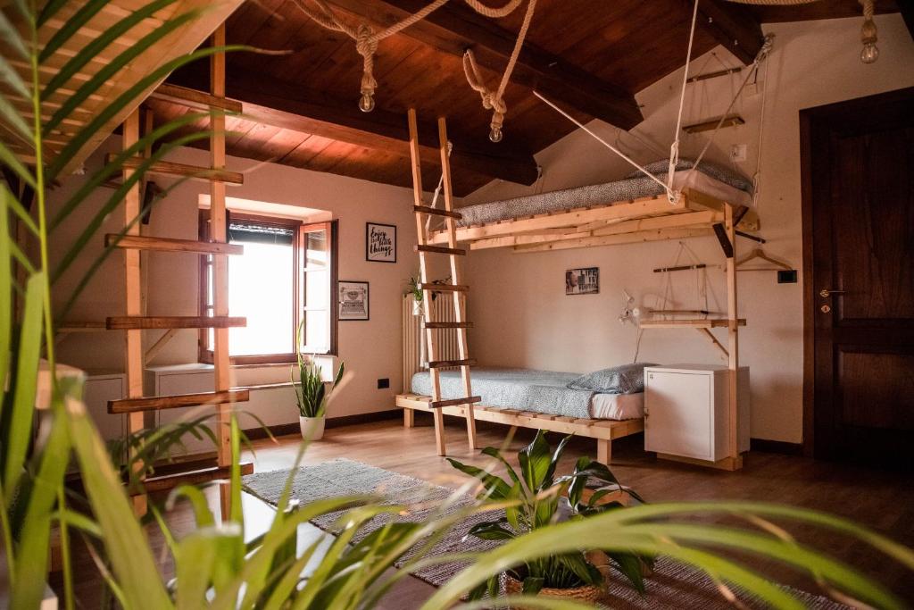 Katil dua tingkat atau katil-katil dua tingkat dalam bilik di Social Garden - Sharing Room