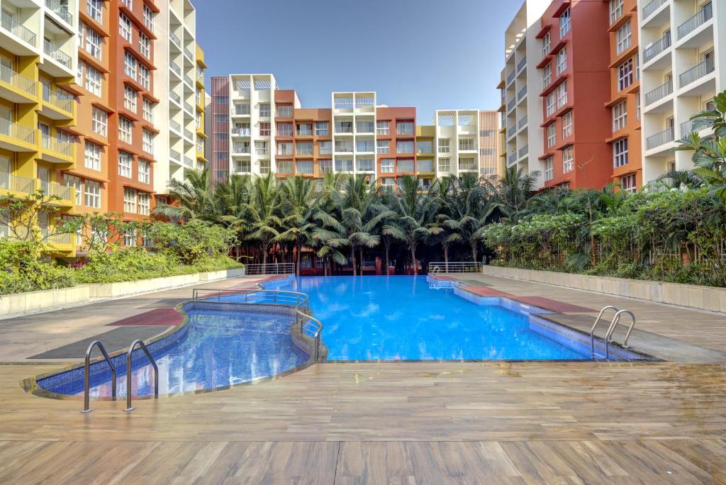 una piscina di fronte ad alcuni edifici di appartamenti di Pool view 2BHK 5 min to Airport a Vasco da Gama