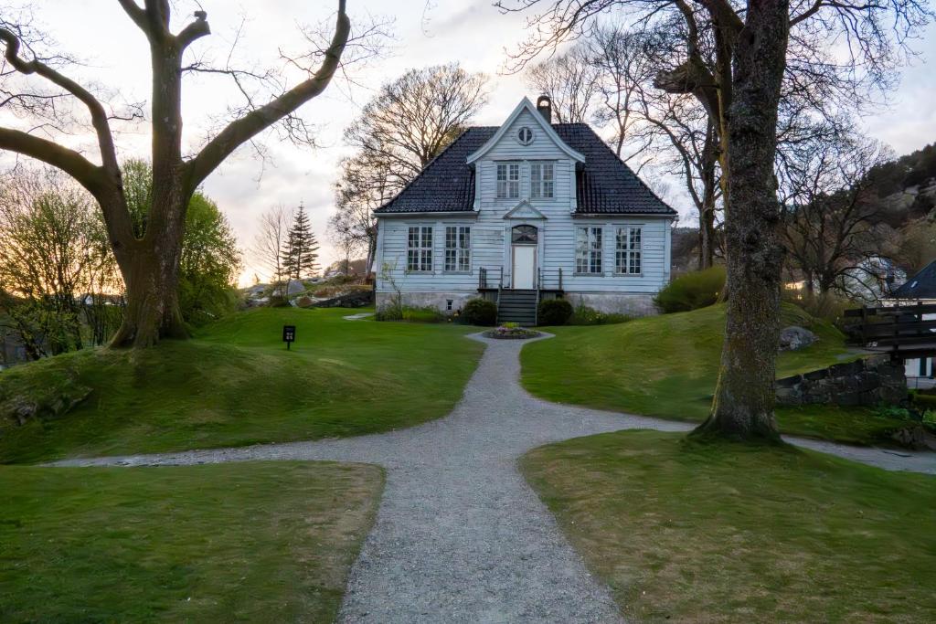 un chemin menant à une maison blanche dans l'établissement Golden Fjord-View, à Bergen