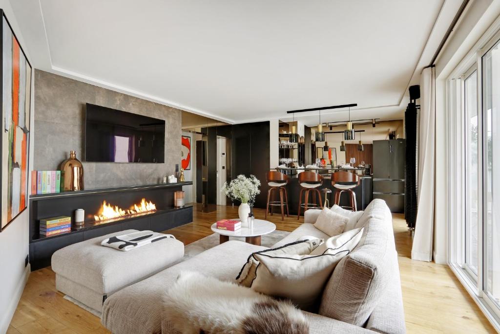 uma sala de estar com um sofá e uma lareira em Ecrin de luxe à la Tour Eiffel em Paris