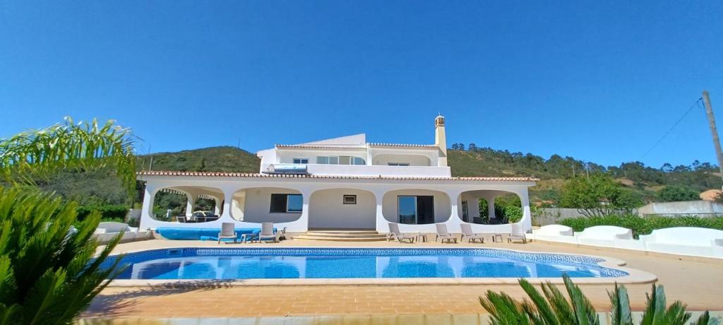 een huis met een zwembad ervoor bij Superbe Villa - piscine privée in Silves