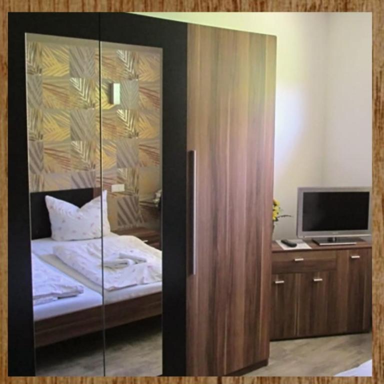 Postel nebo postele na pokoji v ubytování Hotel Zum Eichsfelder Fleischer