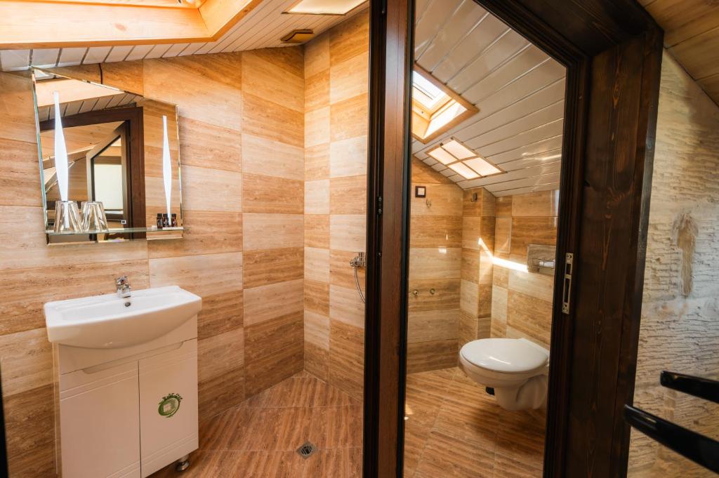 Koupelna v ubytování Лондонъ - къща за гости / London - guest house