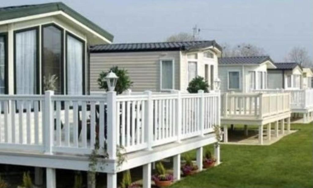 una fila de casas con una valla blanca en Inviting 2-Bed holiday home located in whitstable en Whitstable
