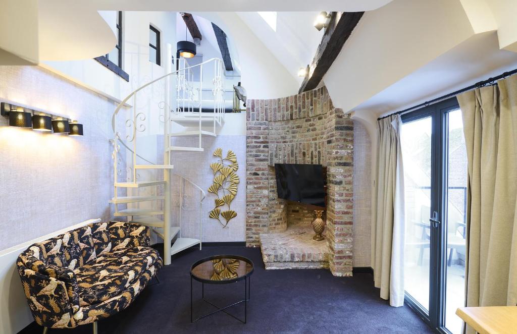 a living room with a couch and a fireplace at Les Tanneurs in Namur