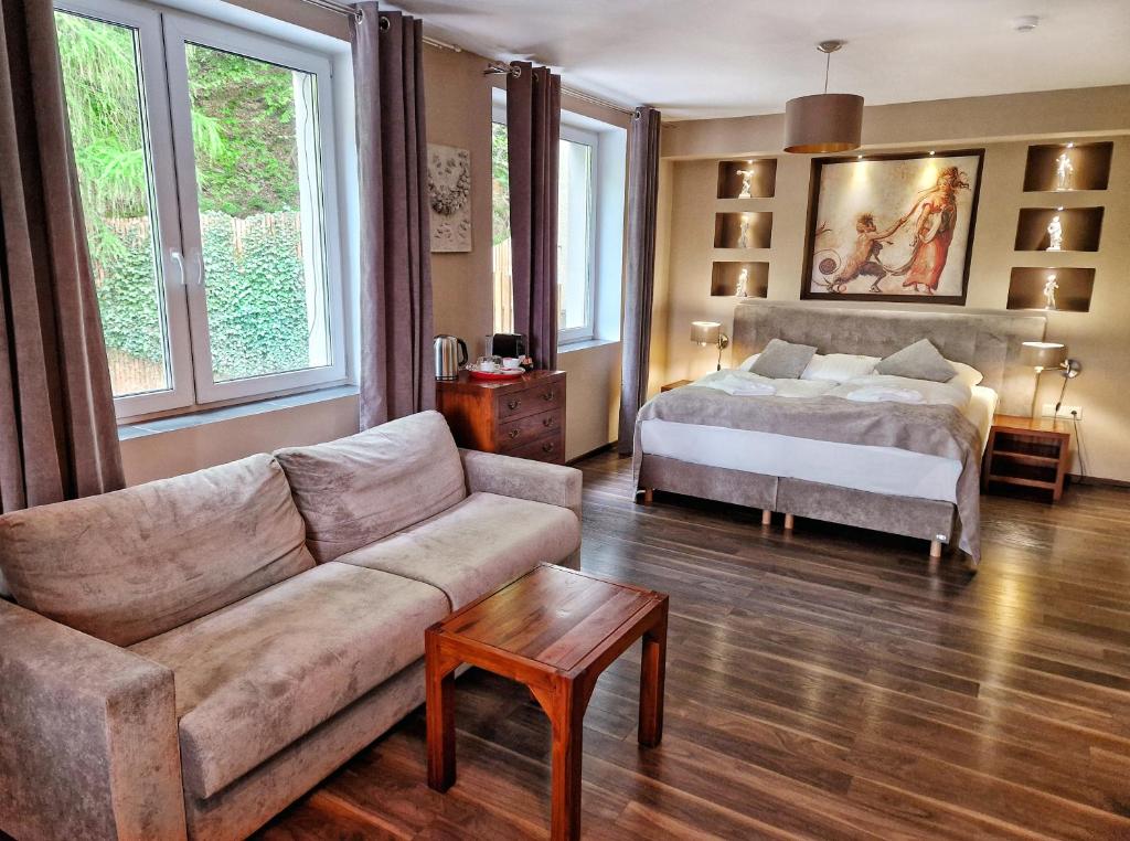Postel nebo postele na pokoji v ubytování In Spirit, hotel v Rožnovském pivovaru - Pivní Lázně, Wellness & Čokoládovna
