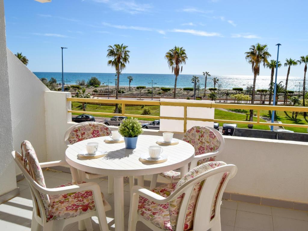 un tavolo e sedie su un balcone con vista sull'oceano di Apartamentos Peñismar I-II 3000 a Peñíscola