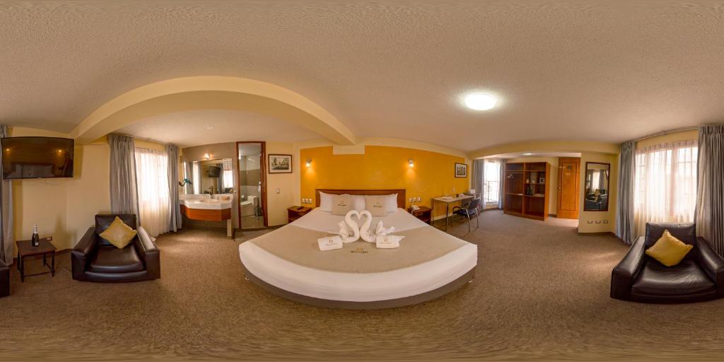 1 dormitorio grande con 1 cama grande y 2 sillas en Hotel Maison Du Solei, en Arequipa