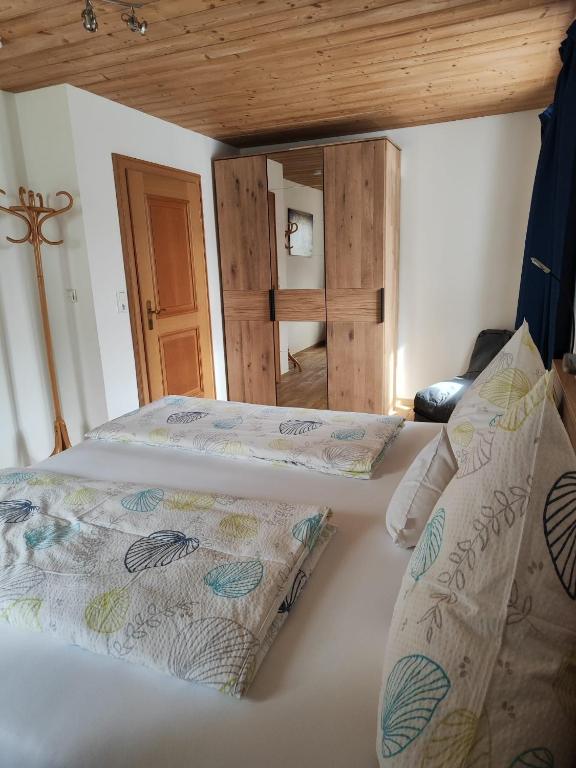 Postel nebo postele na pokoji v ubytování Schneiderhof Urlaub auf dem Bauernhof