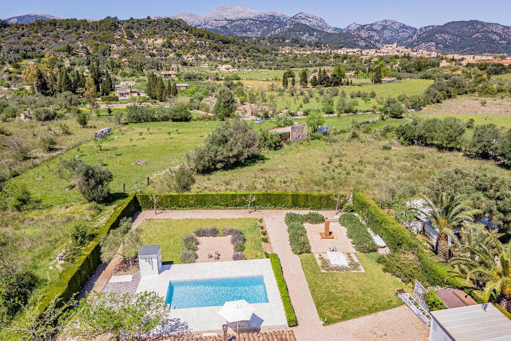 einen Luftblick auf eine Villa mit einem Pool in der Unterkunft Casa Blanca in Selva