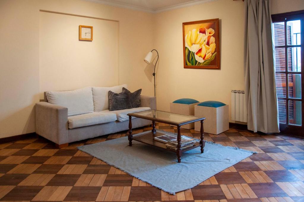 sala de estar con sofá y mesa de centro en Aires de Salta II 3 pisos por escalera en Salta