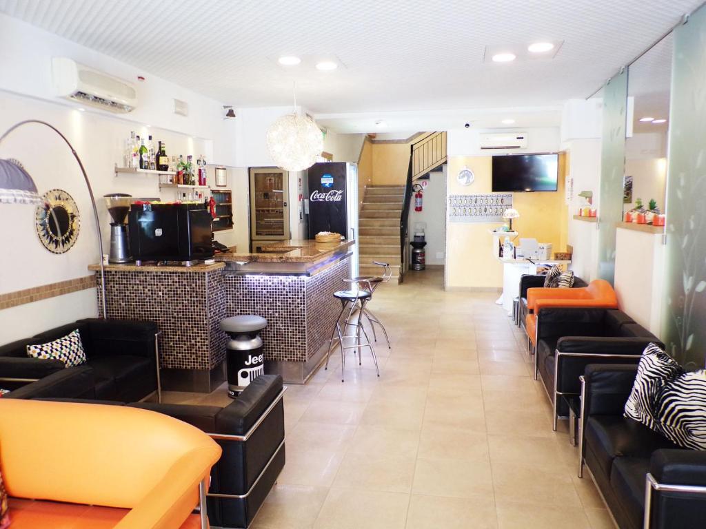 um restaurante com sofás e um bar num quarto em Hotel Graziella Mare em Rimini