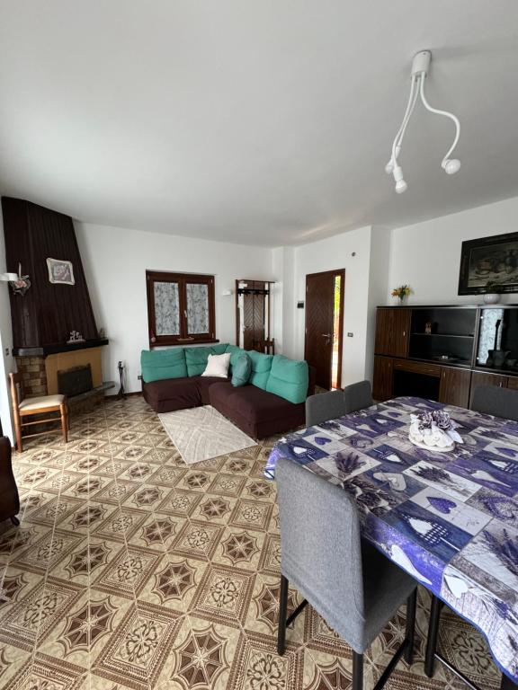 - un salon avec un canapé et une table dans l'établissement Casa del Sole, à Castione della Presolana