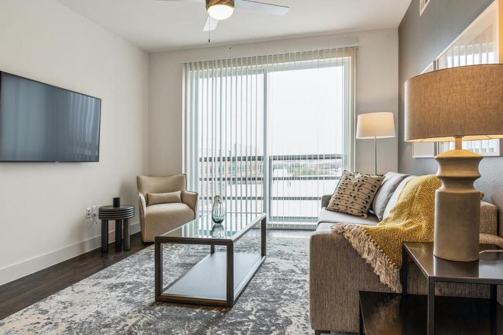 Zona d'estar a Landing at Axis Waterfront - 2 Bedrooms in Downtown Benbrook
