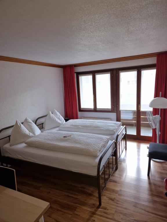 Postel nebo postele na pokoji v ubytování Hotel Alpha Thun