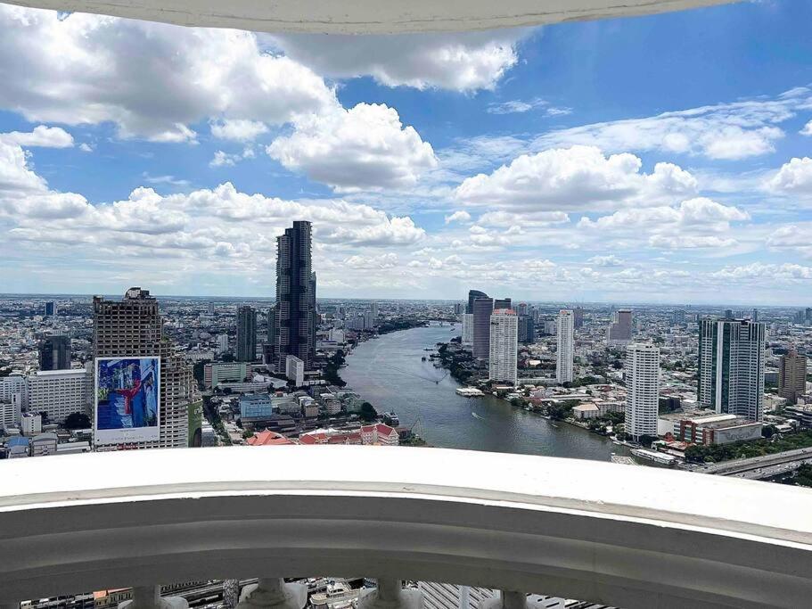 vistas a un río en una ciudad con edificios en The StateTower River View Silom High Floor near BTS with individual Hi-speed WIFI en Bangkok