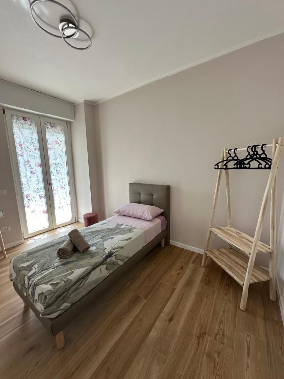Schlafzimmer mit einem Bett und Holzboden in der Unterkunft Camera Brera Difronte San Siro in Mailand