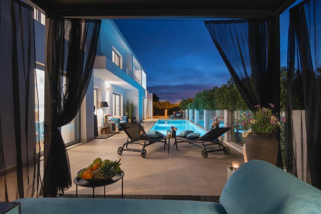 Elle offre une vue sur une terrasse avec des chaises et une piscine. dans l'établissement Monvidal Residence - Adults Only, à Pula