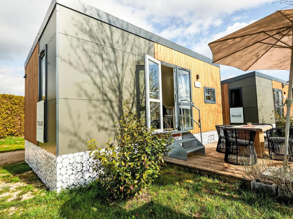 Casa pequeña con terraza de madera y sombrilla en Holiday Home Tiny Haus Altmühlpanorama by Interhome en Beilngries