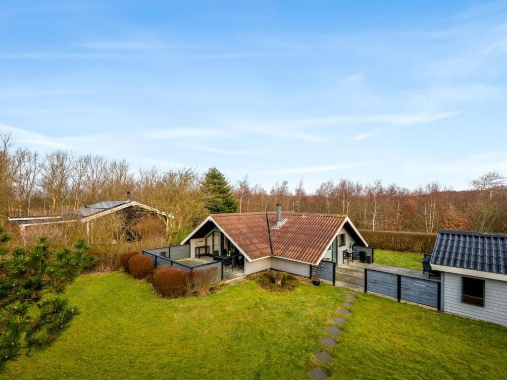 una vista aérea de una casa con patio en Holiday Home Tjana - all inclusive - 6km from the sea by Interhome en Esbjerg