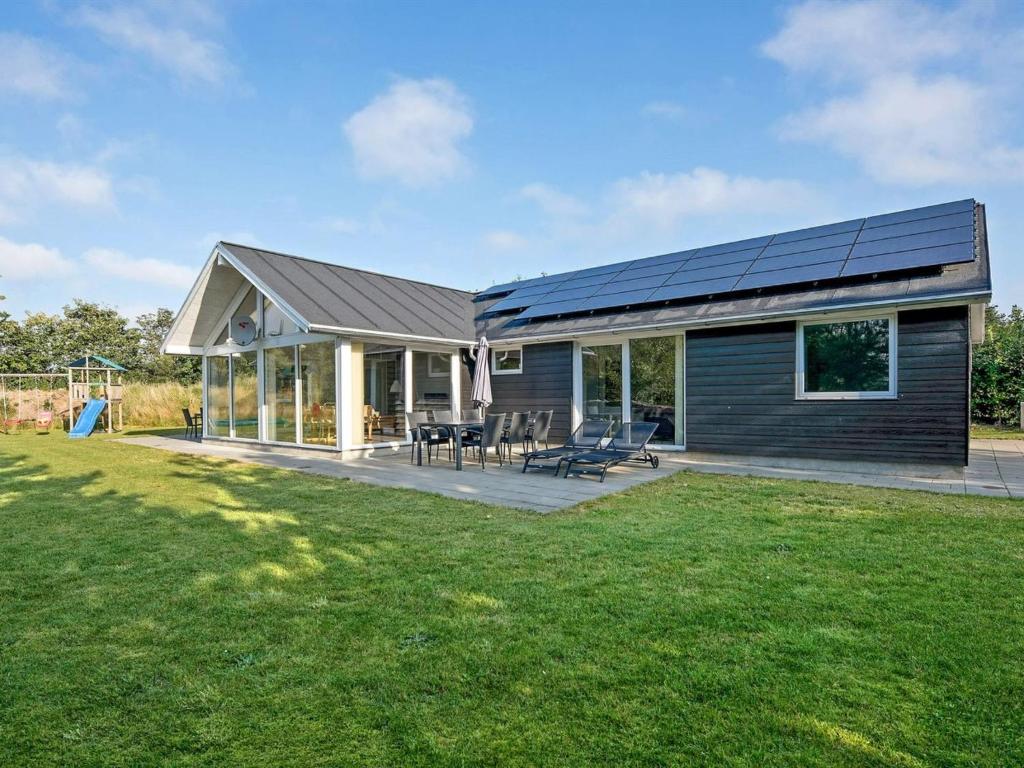 una casa con pannelli solari sul tetto di Holiday Home Talida - all inclusive - 12km from the sea by Interhome a Oksbøl