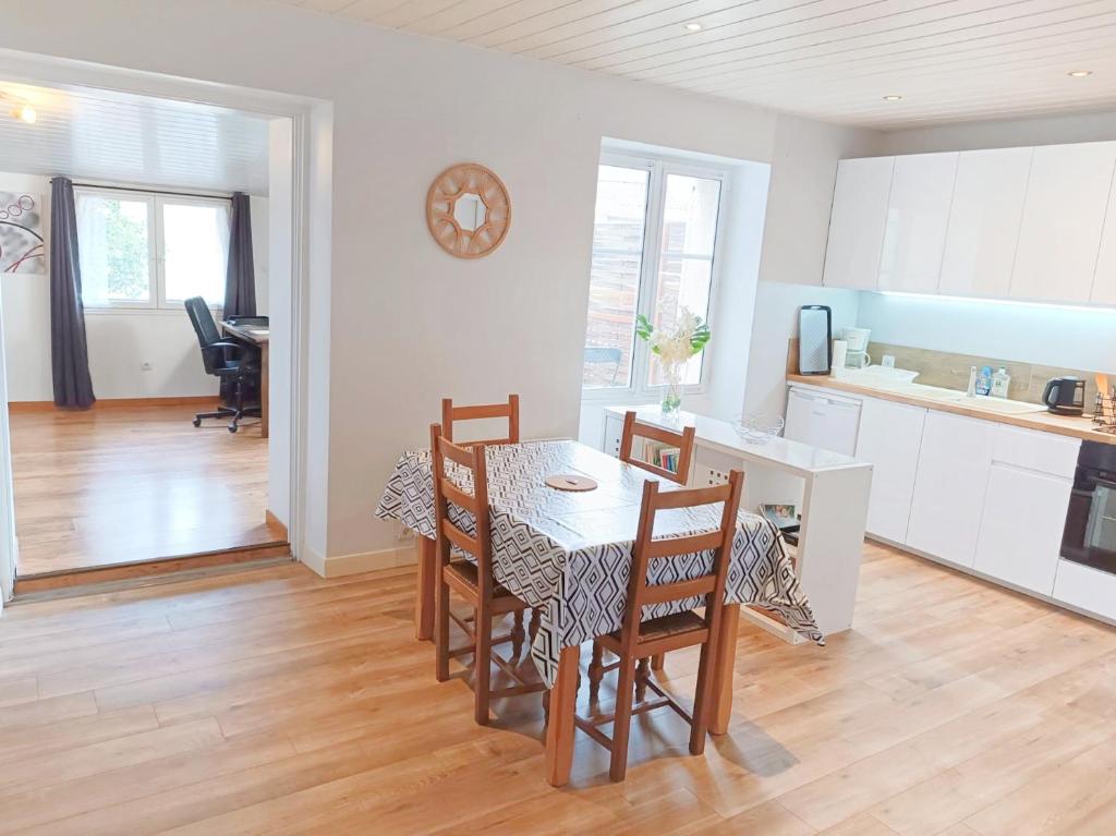 une cuisine et une salle à manger avec une table et des chaises dans l'établissement 54m2 lumineux avec terrasse au cœur des Minimes métro, à Toulouse