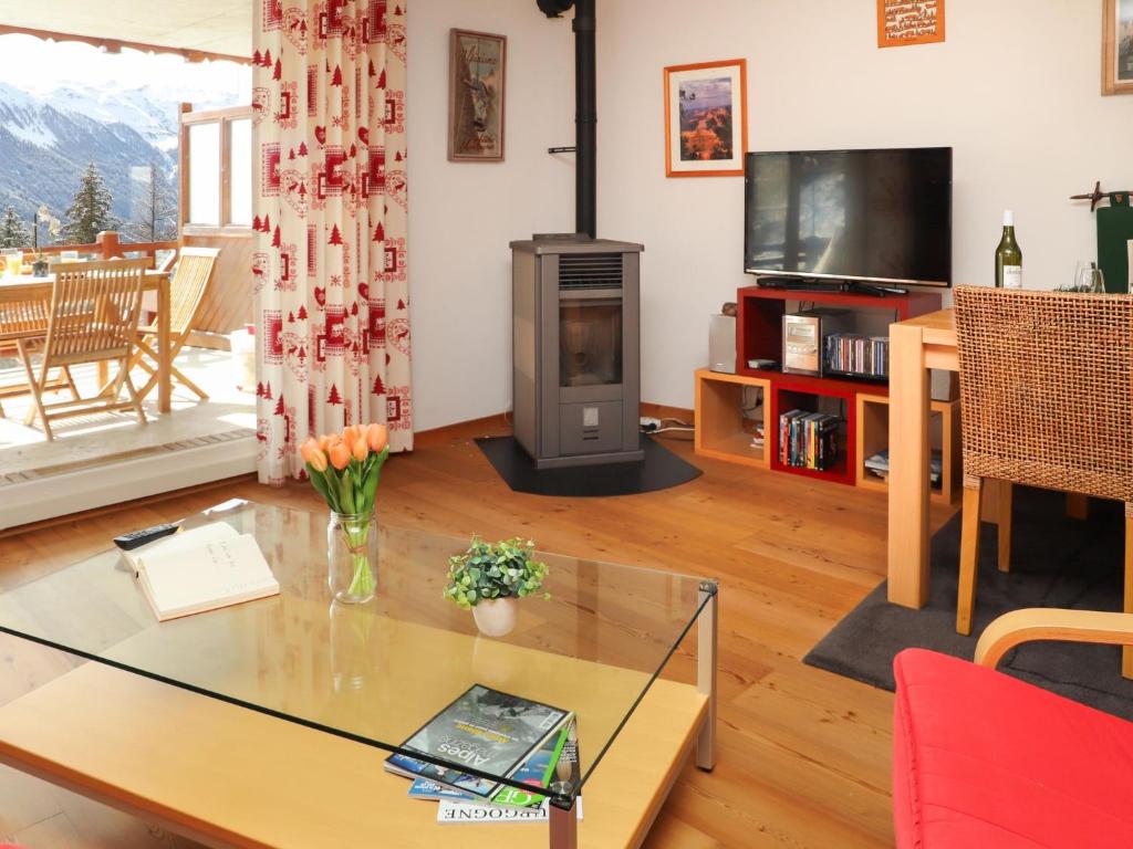 TV a/nebo společenská místnost v ubytování Apartment Les Combins apt- 23 by Interhome