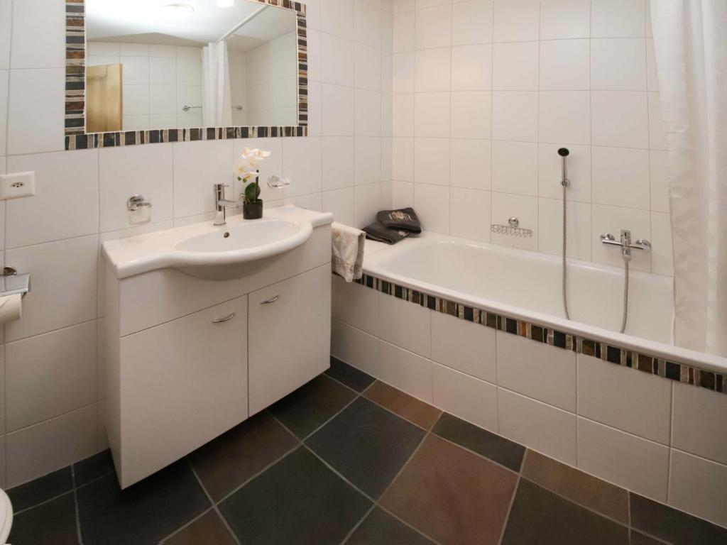 Koupelna v ubytování Apartment Les Combins apt- 23 by Interhome
