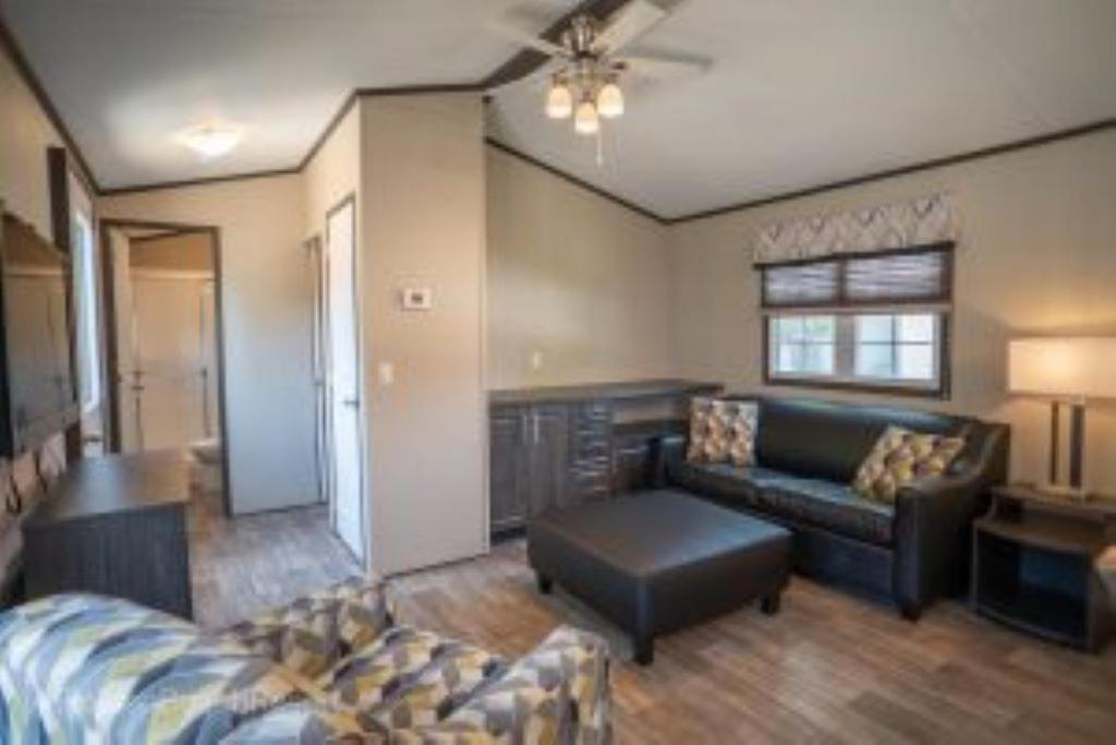 una sala de estar con un sofá y una mesa en 3 Bedroom Waterview Cottage 5B, en Roseneath
