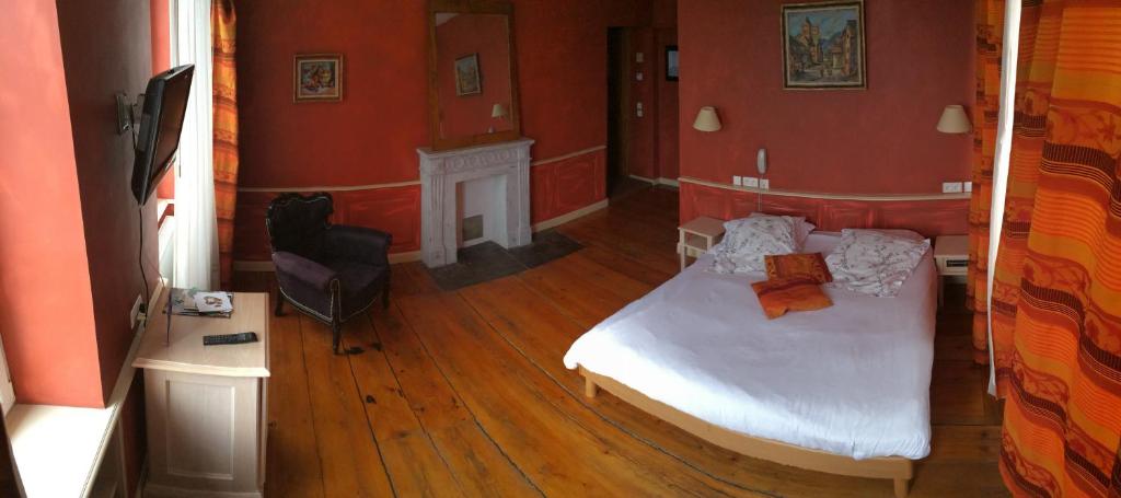 Postel nebo postele na pokoji v ubytování Logis Hôtel-Restaurant du Herrenstein